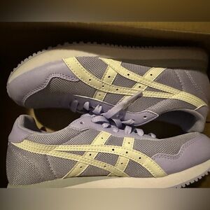 EUC size 8 tiger runner ASICS